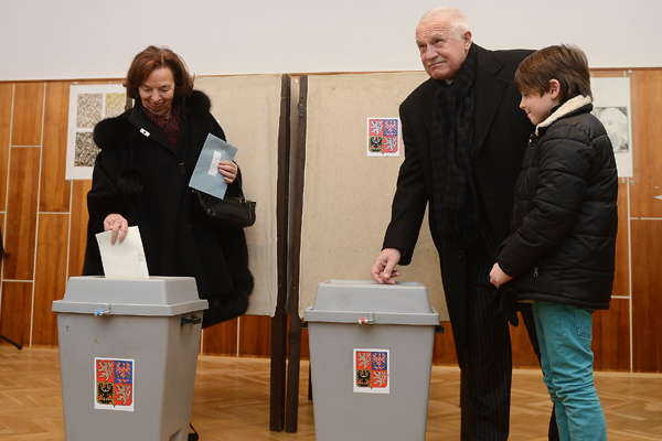 Václav Klaus při hlasování v prvním kole voleb. Václav Klaus při hlasování v prvním kole voleb.