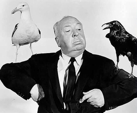 Alfred Hitchcock s ptáky, kteří se stali ústředním motivem dalšího z jeho slavných filmových děl.