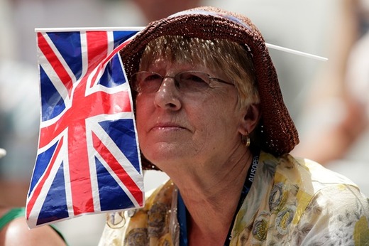 Pozadu nezůstala ani postarší britská fanynka. Její prapor však možná vlivem velkého vedra mírně uvadl.