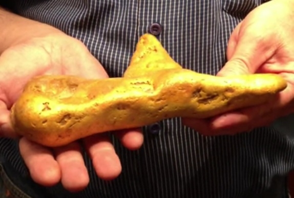 Nazelený valoun váží 5,5 kilogramu. Nazelený valoun váží 5,5 kilogramu.