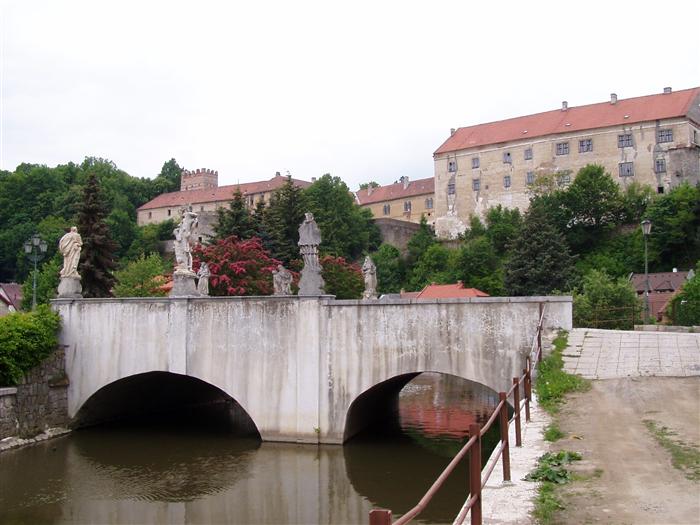 Poznáte, kde je tento zajímavý, tzv. židovský most? Pohledu na něj se zámkem v pozadí se říká brtnické Hradčany. Poznáte, kde je tento zajímavý, tzv. židovský most? Pohledu na něj se zámkem v pozadí se říká brtnické Hradčany.