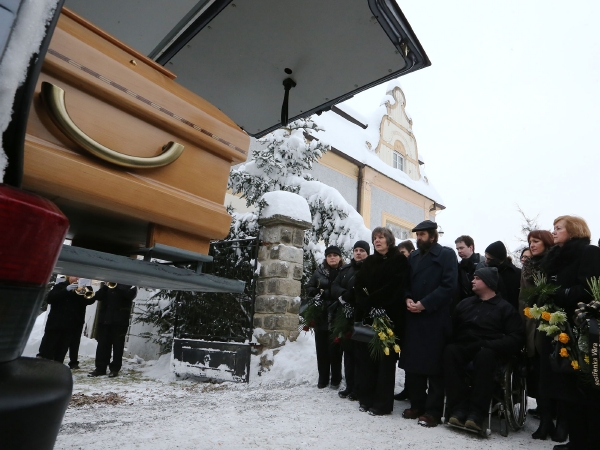 Lidé se přišli rozloučit s Jiřinou Jiráskovou.