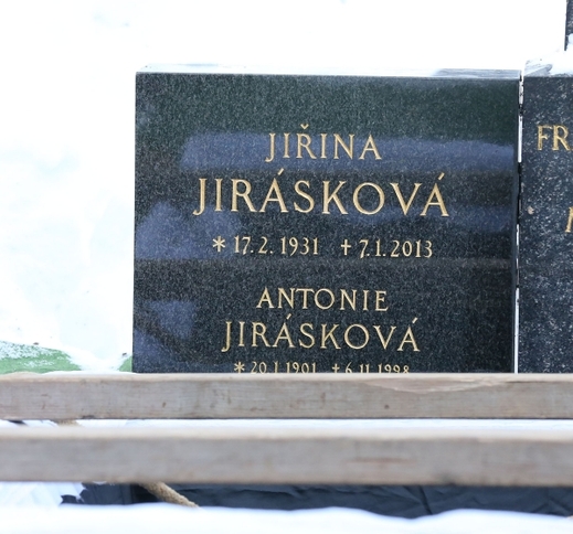 Rodinný hrob Jiráskových.
