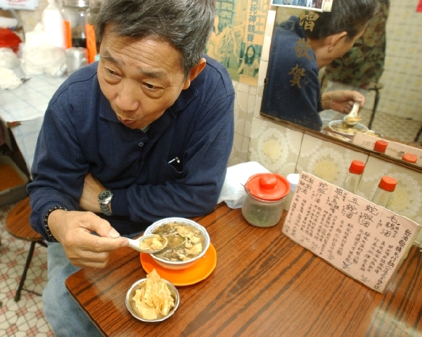 V restauracích v Hongkongu můžete konzumovat kdeco. V restauracích v Hongkongu můžete konzumovat kdeco.