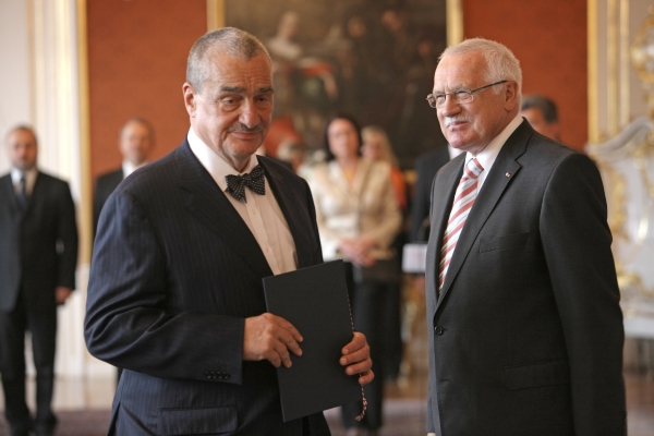 Karel Schwarzenberg (vlevo) s brzy již exprezidentem Klausem.