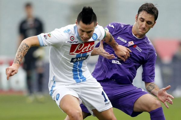 Gonzalo Rodriguez z Fiorentiny se pere s Hamšíkem o balon Gonzalo Rodriguez z Fiorentiny se pere s Hamšíkem o balon