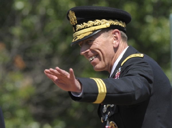 David Petraeus přišel kvůli mileneckému vztahu o post generála. David Petraeus přišel kvůli mileneckému vztahu o post generála.