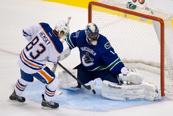 Český hokejista Aleš Hemský přispěl k výhře Edmontonu.