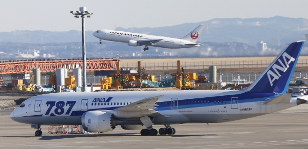 Dreamliner je považován za nejmodernější dopravní letadlo na světě. I přes vzniklé problémy bude jeho výroba pokračovat, nebude však prozatím distribuován zákazníkům. Dreamliner je považován za nejmodernější dopravní letadlo na světě. I přes vzniklé problémy bude jeho výroba pokračovat, nebude však prozatím distribuován zákazníkům.