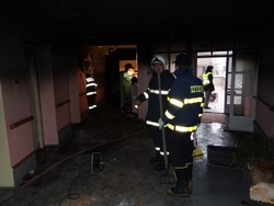 Dvacet lidí hasiči a policisté evakuovali.