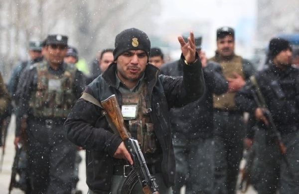 Afghánští vojáci dobývali policejní stanici poět hodin.