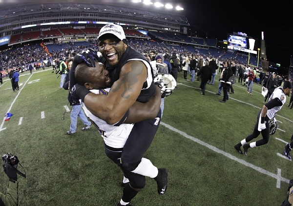Hráči z týmu Baltimore Ravens, Ray Lewis a Vonta Leach, se radují z vítězství nad New England Patriots (ilustrační foto). Hráči z týmu Baltimore Ravens, Ray Lewis a Vonta Leach, se radují z vítězství nad New England Patriots (ilustrační foto).