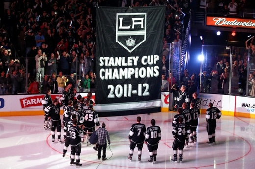 V Los Angeles premiéra v nové sezoně obhájcům trofeje pořádně zhořkla. Poté, co vyvěsili pod strop haly pamětní prapor, dostali místní Kings potupného "bůra" od Chicaga.