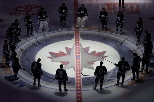 Loni slavili návrat do NHL a letos s podobným nadšením vítali příchod sezony. Ve Winnipegu je hokej doslova náboženstvím a vynechat úvodní duel by byl pro fanoušky velký hřích.
