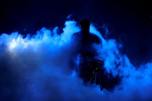 Vstup do nové sezony může být pořádně efektivní. Jen málokdo by v dýmu poznal českého obránce ve službách St. Louis Blues Romana Poláka.
