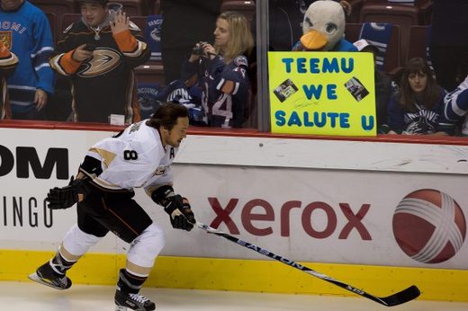 Letošní sezona bude možná poslední možností vidět na ledě hokejové legendy. Dres Anaheimu i ve svých 42 letech znovu oblékl Fin Teemu Selänne.