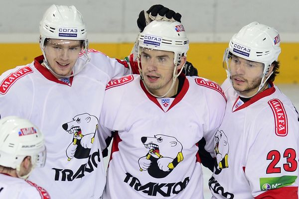 Jan Bulis (uprostřed) se raduje se spoluhrači z Čeljabinsku.