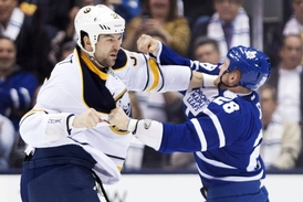 Hokejista Toronta Colton Orr (vpravo) v souboji s hokejistou Buffala Johnem Scottem.