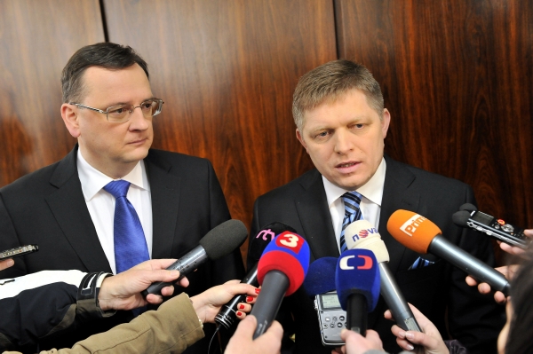 Slovenský premiér Robert Fico po boku svého českého protějšku Petra Nečase.