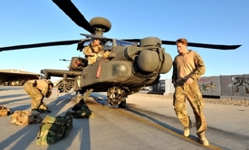 Princ Harry s vrtulníkem Apache na základně v Afghánistánu.