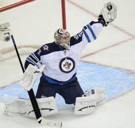Ondřej Pavelec pomohl k vítězství Winnipegu.
