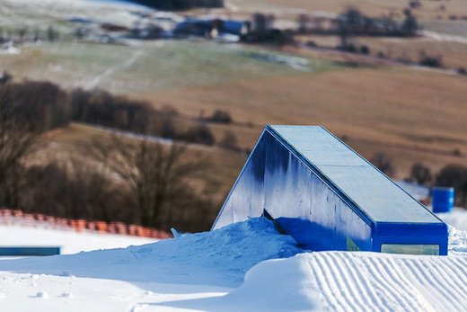 Nový snowpark je plný překážek.