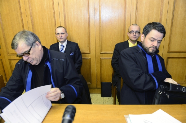Poslanci Vít Bárta (druhý zleva) a Jaroslav Škárka (druhý zprava).