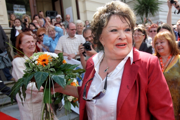 Jiřina Bohdalová obvinila média z toho, že jim chybí úcta i ohled na věk. Jiřina Bohdalová obvinila média z toho, že jim chybí úcta i ohled na věk.