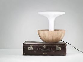 Na hlavu postavená lampa Versa vznikla pro Křehký.