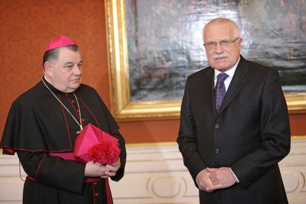 Arcibiskup Dominik Duka (vlevo) a prezident Václav Klaus.