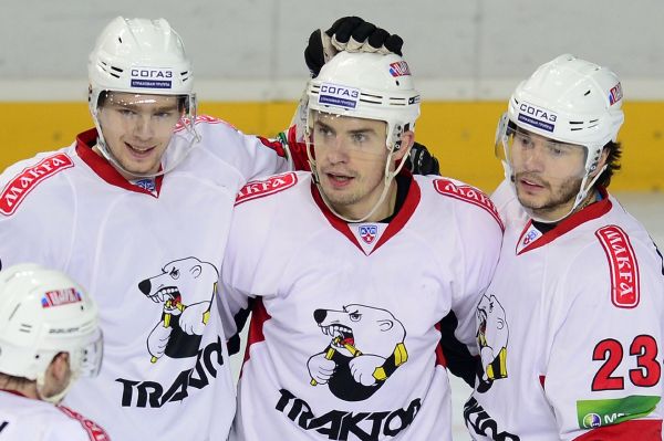 Jan Bulis (uprostřed) se raduje se spoluhráči Jevgenijem Kuzněcovem (vlevo) a Stanislavem Čistovem (vpravo). Jan Bulis (uprostřed) se raduje se spoluhráči Jevgenijem Kuzněcovem (vlevo) a Stanislavem Čistovem (vpravo).