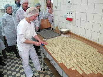 Za výrobou pytlíku krekrů je spoustu řemeslné práce.