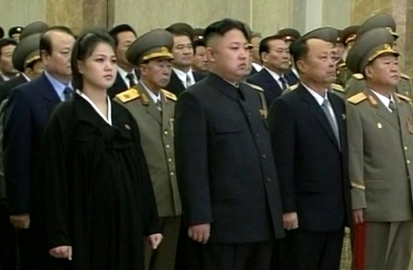 Vůdce Severní Koreje Kim Čong-un s manželkou Ri Sol-ju (uprostřed).