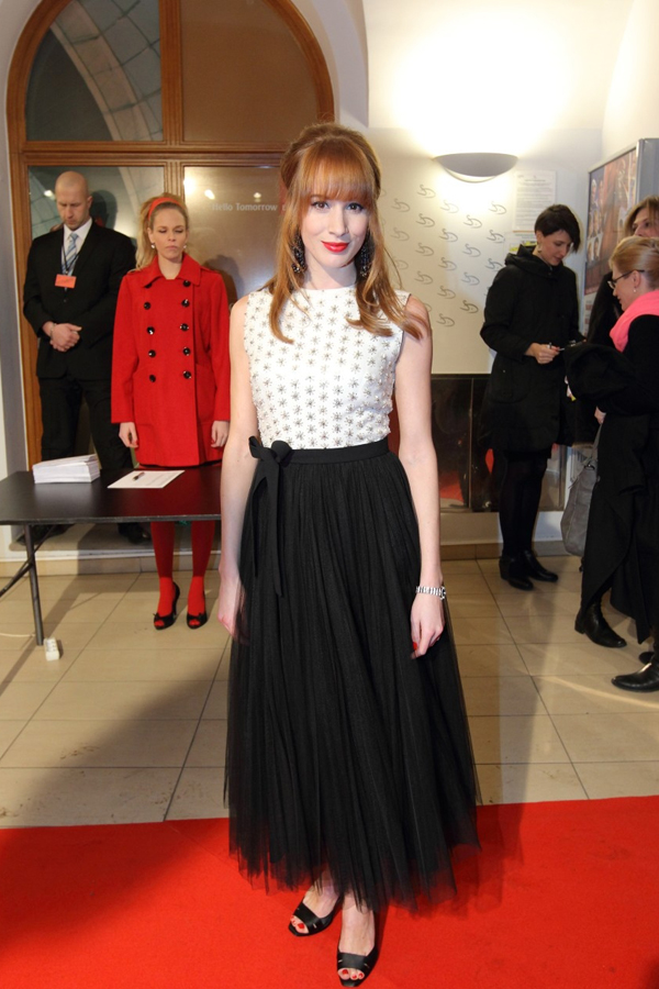 Herečka Táňa Pauhofová zazářila v retro sukni a bílé halence, které vhodně doplnila rudými rty a nehty. (Foto: profimedia.cz)