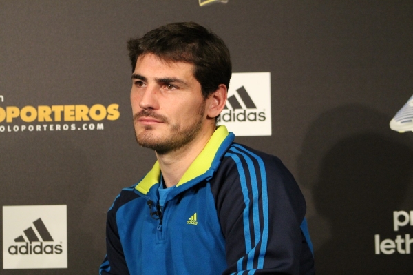 Iker Casillas má zlomenou ruku. Iker Casillas má zlomenou ruku.