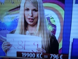 Dívka ukazuje správnou odpověď na jednu z otázek v pořadu Sexy šance.