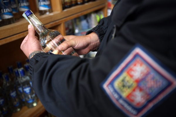 V lahvích, které policie zkoumala v souvislosti s otravou nezletilé dívky, nebyl metanol (ilustrační foto).