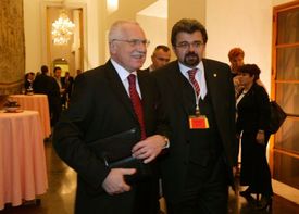 Další z věrných, Klausův kancléř Jiří Weigl.