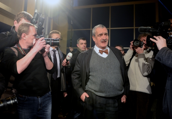 Prezidentský kandidát, ministr zahraničí a předseda TOP 09 Karel Schwarzenberg se otevřeným dopisem obrátil na voliče.
