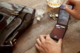 Keeper je kožená kapsa umístěná na zadní straně telefonu iPhone.