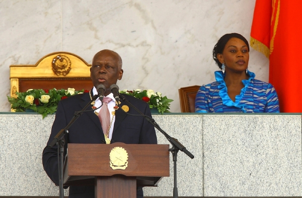 Prezident José Eduardo dos Santos, otec miliardářky, během svého inauguračního projevu.