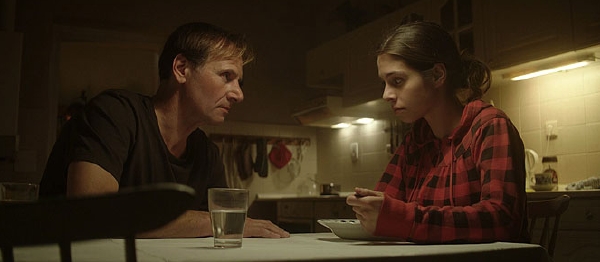 Scéna z filmu Bez doteku. Hrají Marian Roden a Tereza Vítů. Scéna z filmu Bez doteku. Hrají Marian Roden a Tereza Vítů.