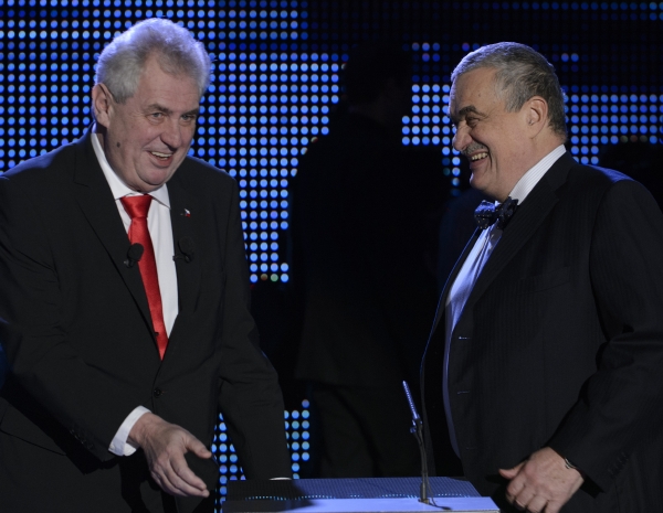 Miloš Zeman (vlevo) reaguje na slova svého protikandidáta Karla Schwarzenberga (vpravo). Miloš Zeman (vlevo) reaguje na slova svého protikandidáta Karla Schwarzenberga (vpravo).