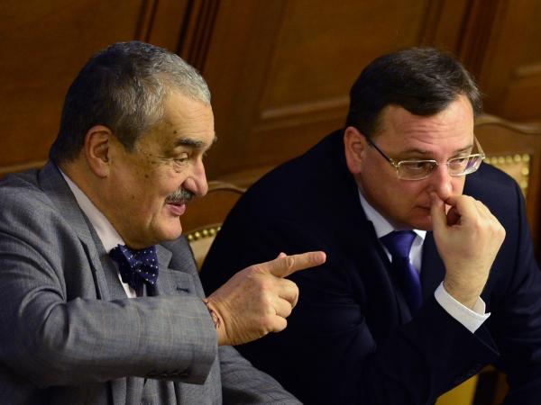 Premiér a předseda ODS Petr Nečas (vpravo) v rozhovoru s Karlem Schwarzenbergem.