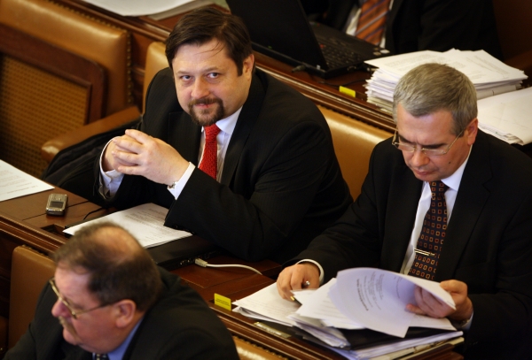 Bývalý poslanec ČSSD Petr Wolf (vlevo).