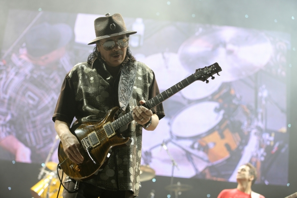 Carlos Santana na posledním koncertě v Praze. Carlos Santana na posledním koncertě v Praze.