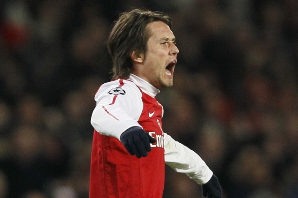Tomáš Rosický se vrací, za Arsenal by mohl nastoupit již v sobotu. Tomáš Rosický se vrací, za Arsenal by mohl nastoupit již v sobotu.