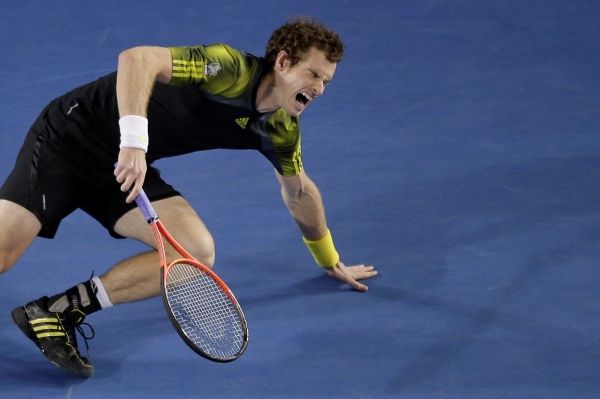 Brit Andy Murray porazil poprvé v kariéře Švýcara Rogera Federera na grandslamu a čeká ho finále Australian Open.