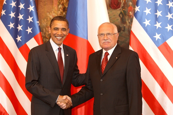 Oficiální dary od prezidenta Obamy by měl Václav Klaus po svém odchodu nechat na Hradě (ilustrační foto).