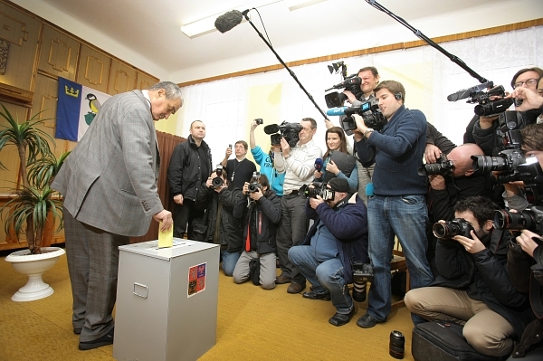 Karel Schwarzenberg volil v Sýkořicích.
